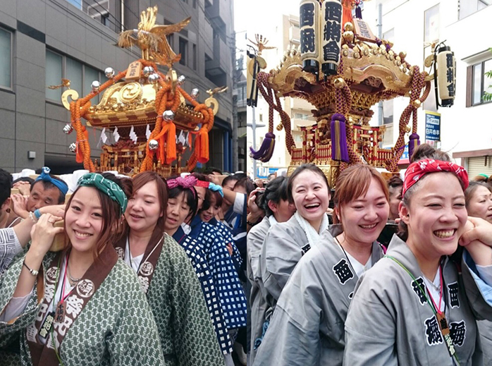 おみこしを担ぐ千須和さん。左は所属する「祭祀會」のはんてんを着て駒澤大学で。右はパレード用のはんてんを着てさいたま市の浦和で。いずれも一番手前が千須和さん。