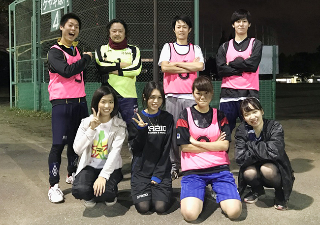 会社のフットサル部のメンバーと。前列右から2人めが瀬川さん。高校のサッカー部ではボランチだったそうです