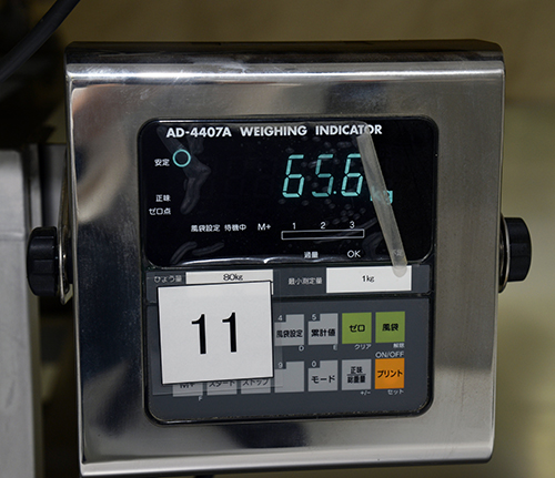 台の下にある重量計。常にチェックが行われ、台による乾燥具合のバラつきを最小限にしている。