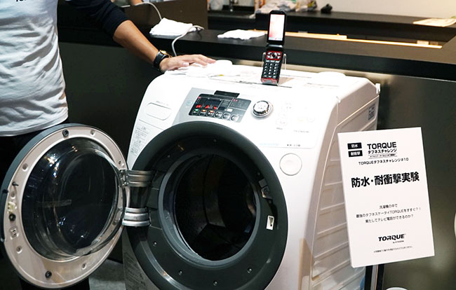 ドラム式洗濯機の中に置いて水ですすぐ、防水・耐衝撃の実験