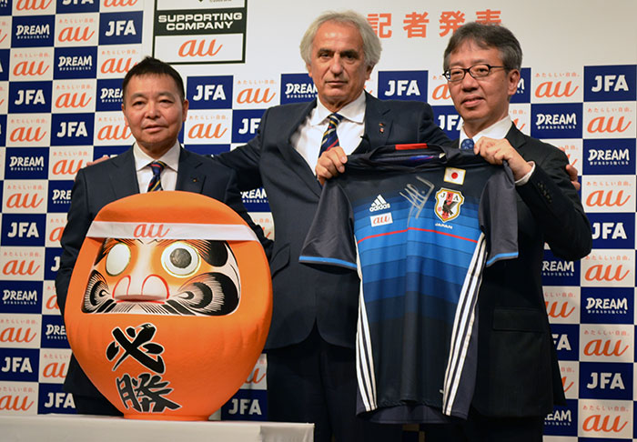 （左から）岩上和道・日本サッカー協会事務総長、ヴァイッド・ハリルホジッチ・サッカー日本代表監督、山田隆章・KDDIコミュニケーション本部長