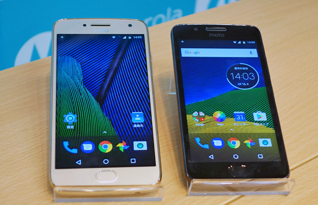 「Moto G5 Plus」（左）、「Moto G5」。並べると「Moto G5 Plus」のディスプレイが若干大きい