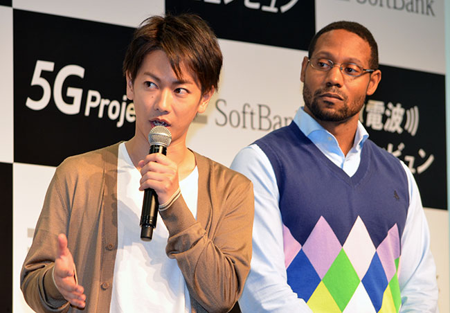 （左から）佐藤健さん、白戸家のお兄ちゃん役のダンテ・カーヴァーさん