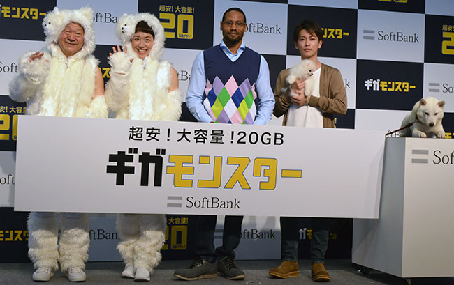 （左から）アニマル浜口さん、浜口京子さん、ダンテ・カーヴァーさん、佐藤健さん、ギガちゃん、お父さん犬・カイくん