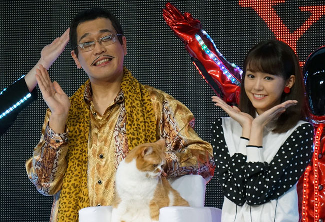 （左から）ピコ太郎、ふてにゃん、桐谷美玲さん